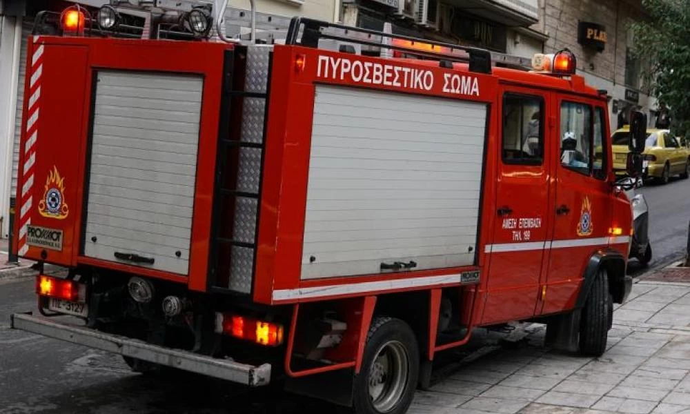 Συναγερμός στην Πυροσβεστική: Στις φλόγες τυλίχτηκε αυτοκίνητο στη Λεωφόρο Βουλιαγμένης(βίντεο)